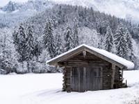 Holzschuppen in Winterlandschaft